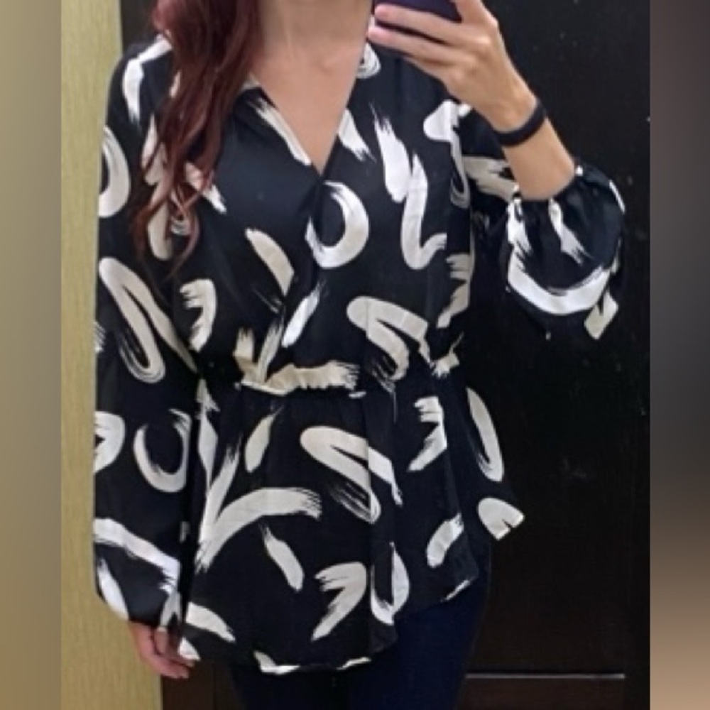 Intempo NWT Black and White Abstract Patterned Women's V-Neck Blouse Size Med